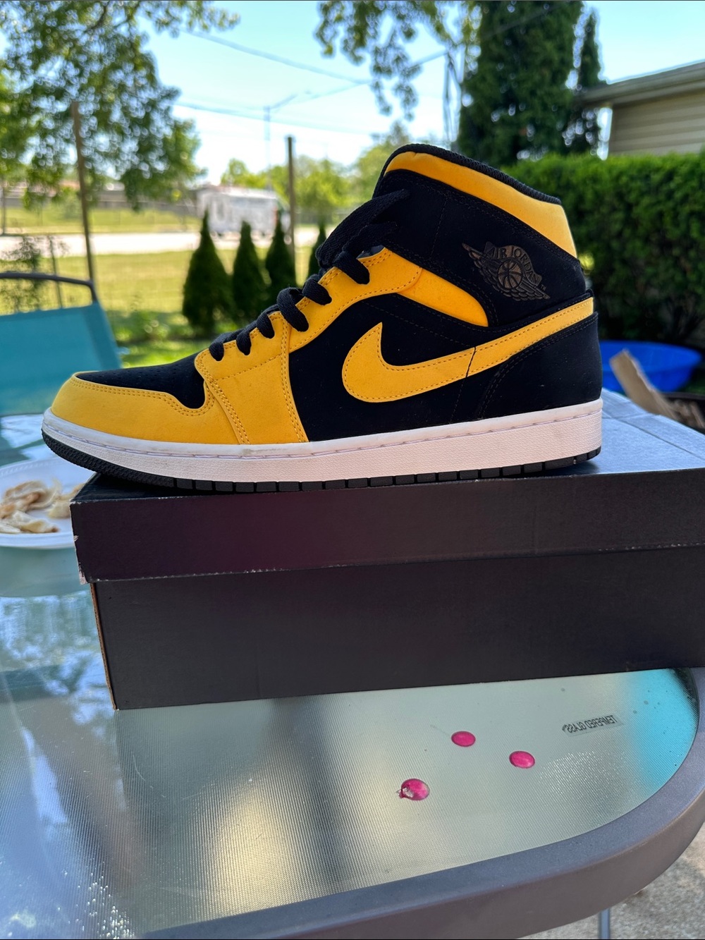 Nike Air Jordan 1 Mid - Black and university gold-white